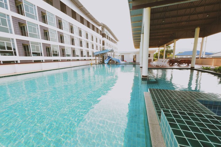 Hotel Pool