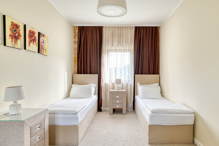 Room 32 of 62