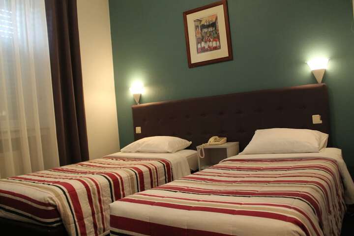 Room 9 of 36