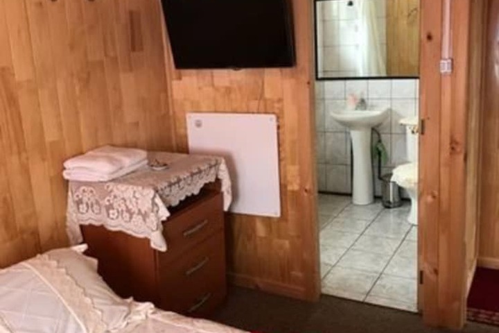 Room 4 of 8