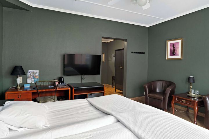 Room 32 of 81