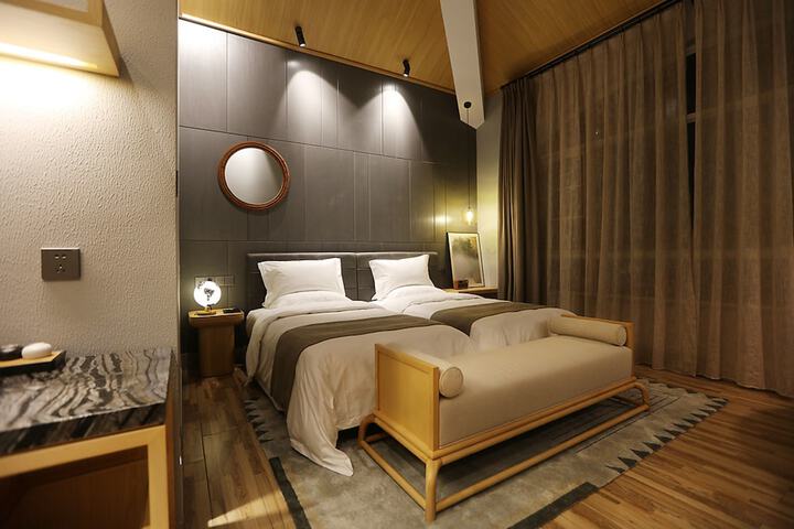 Room 10 of 16