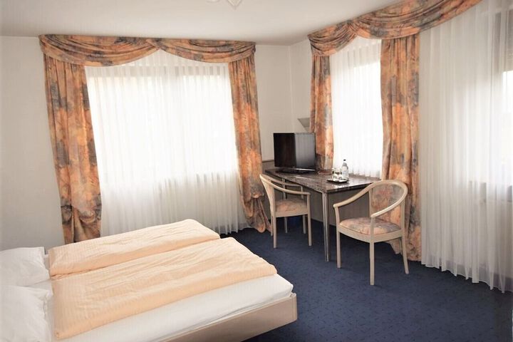 Room 3 of 34
