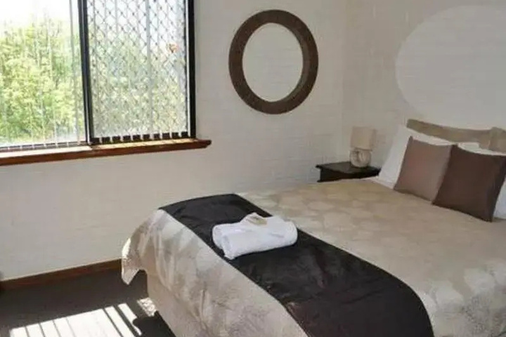 Room 4 of 8