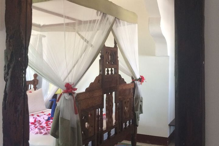 Room 3 of 115