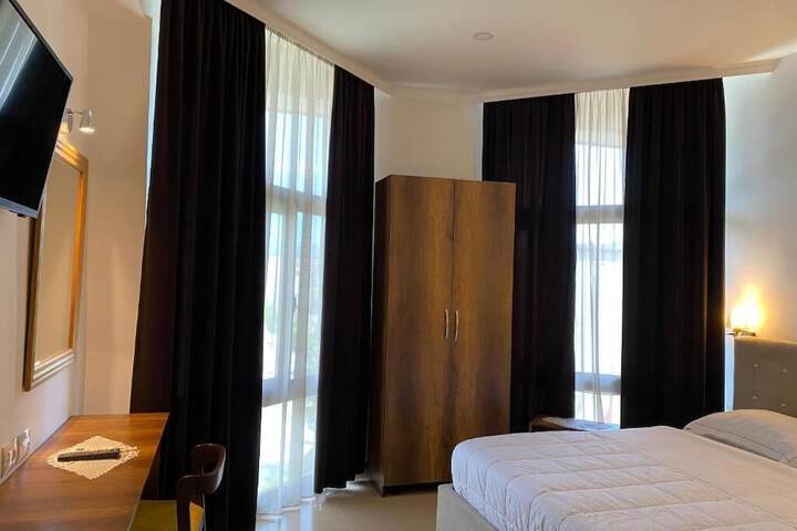 Room 10 of 114