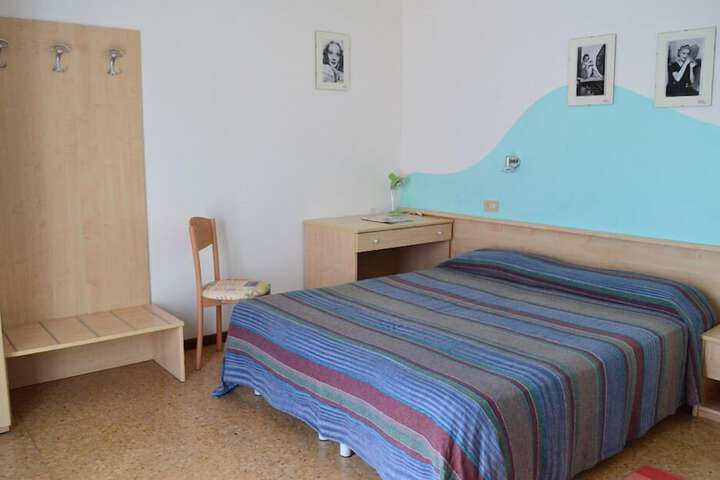 Room 8 of 27