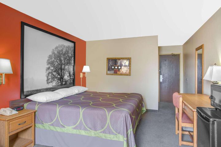 1 King Bed (4 of 6)