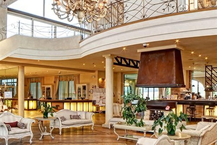 Lobby lounge