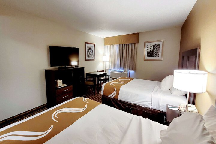 2 Queen Beds (6 of 10)