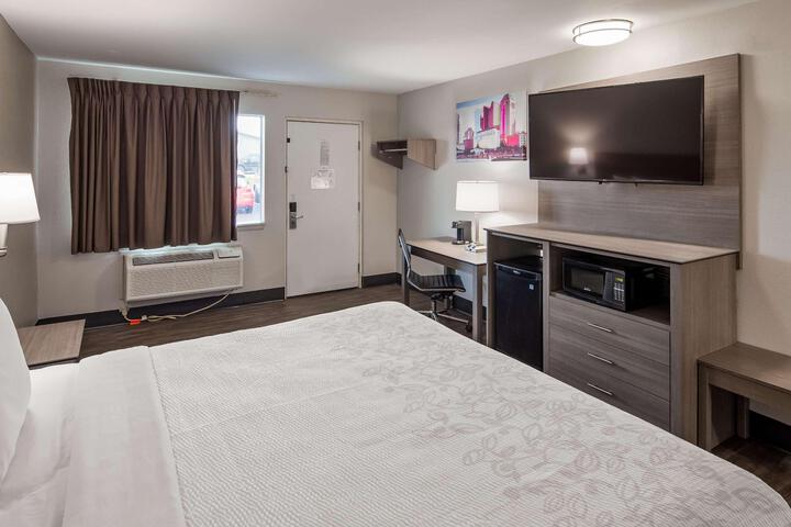 1 King Bed (1 of 11)