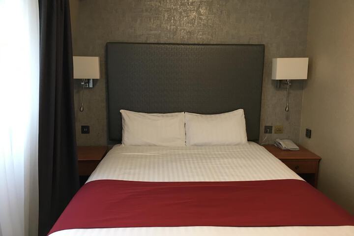 Room 6 of 17