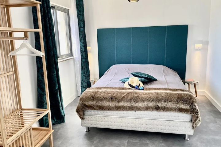 Room 6 of 16