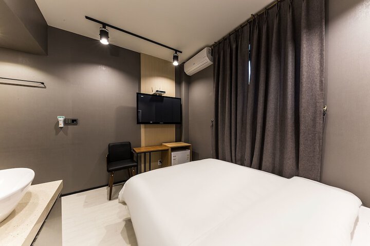 Room 12 of 43