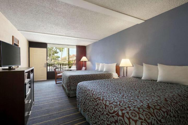 2 Double Beds (18 of 21)