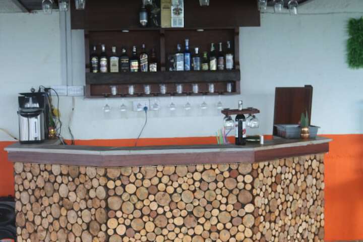 Lounge 16 of 32