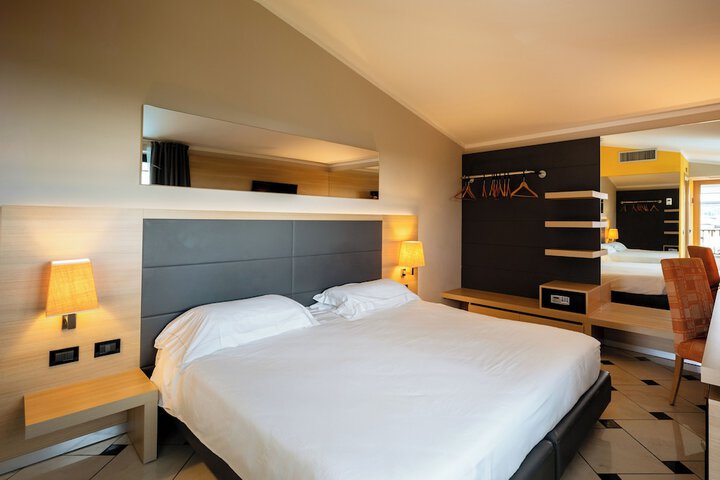 Room 38 of 176