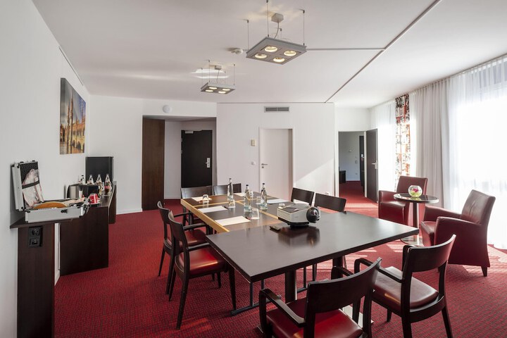 Room 32 of 76
