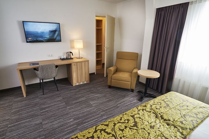 Room 6 of 28