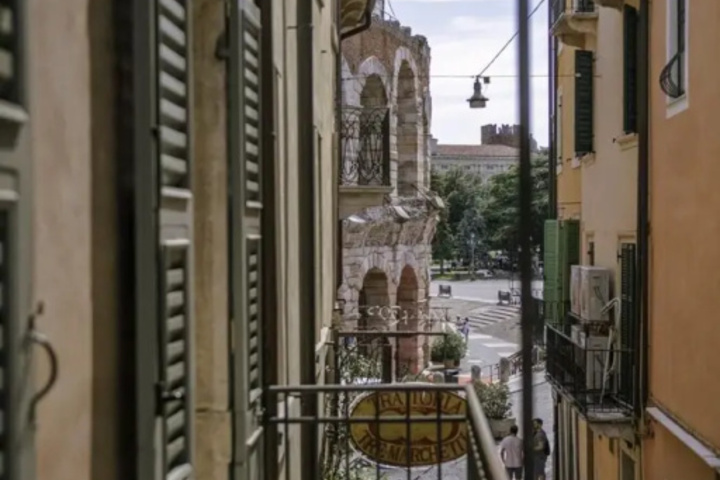 Exterior of Beautiful Studio Flat With Balcony in Front of Arena