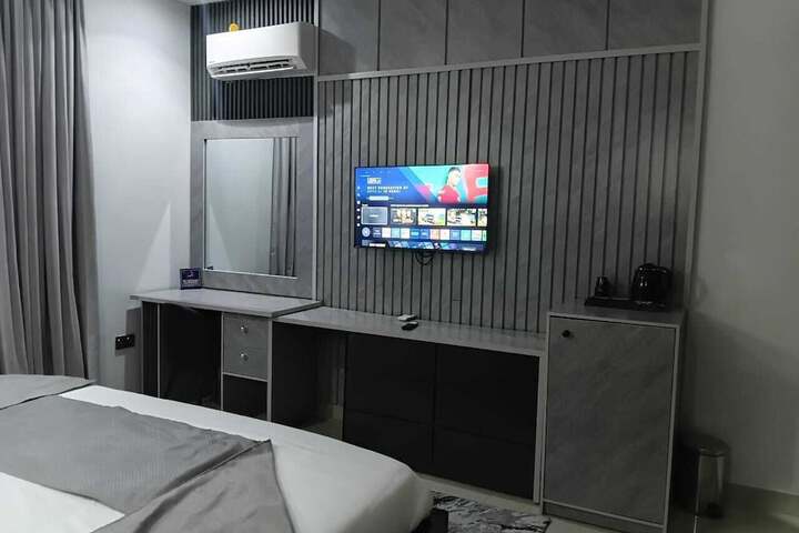 Room 5 of 9