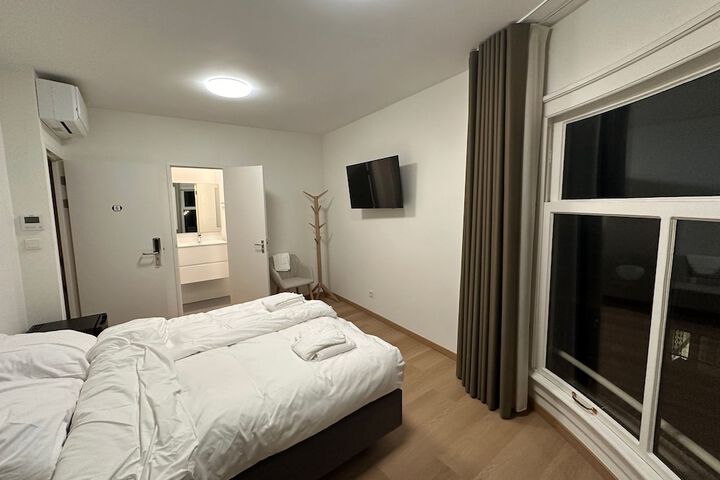 Room 4 of 32