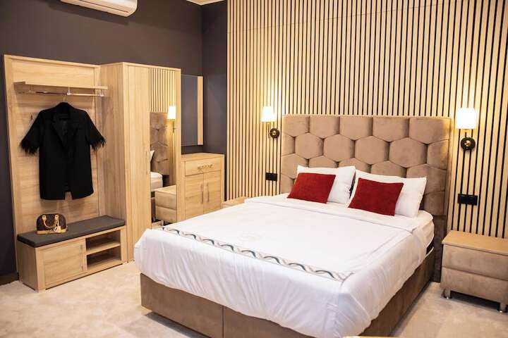 Room 11 of 25