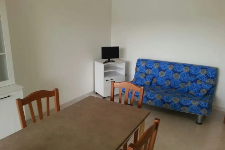 Room 2 of 10