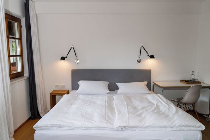 Room 106 of 395