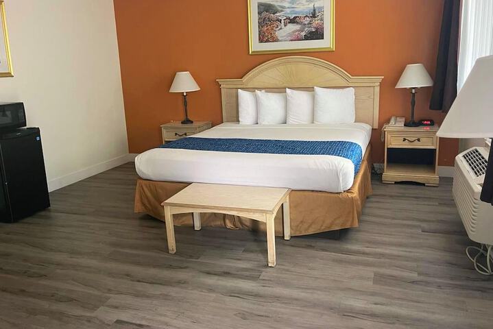 1 King Bed (4 of 10)