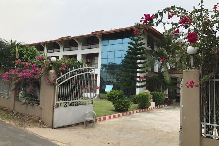 Kings Crown Resort - Mandarmani