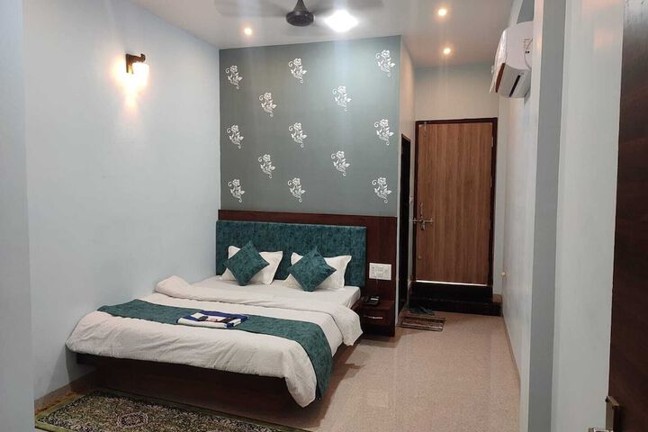 Room 8 of 10
