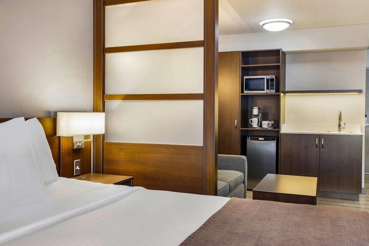 Room 27 of 83
