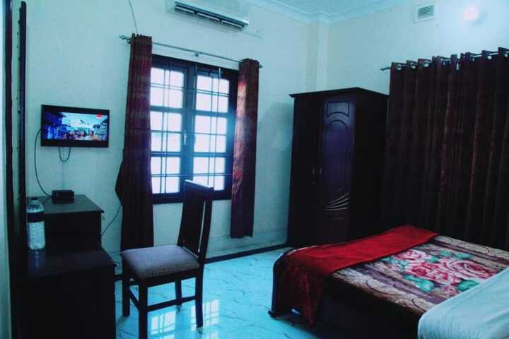 Room 8 of 14