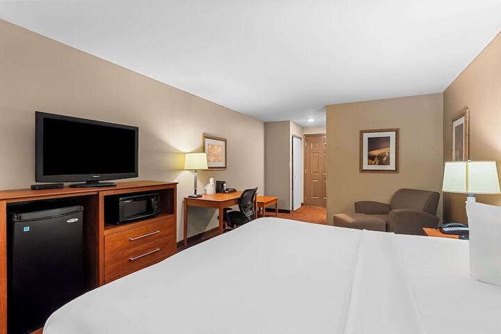 1 King Bed (1 of 14)