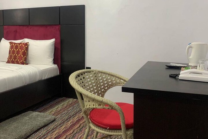 Room 5 of 107