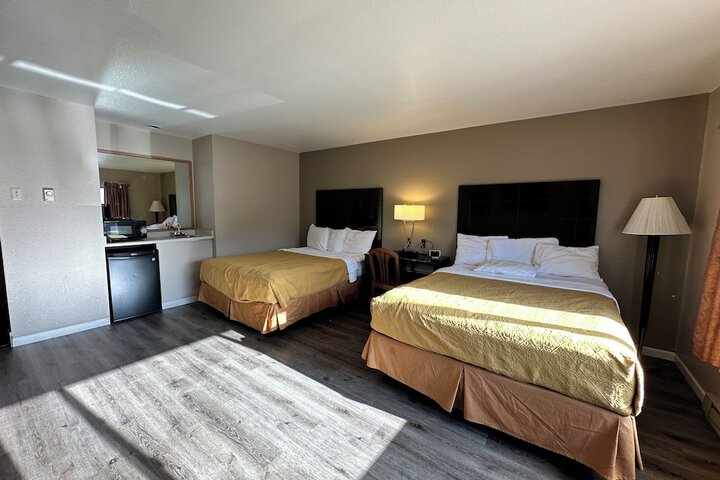 2 Queen Beds (10 of 12)