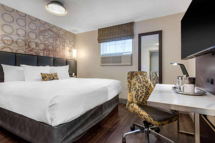 1 Queen Bed (2 of 7)