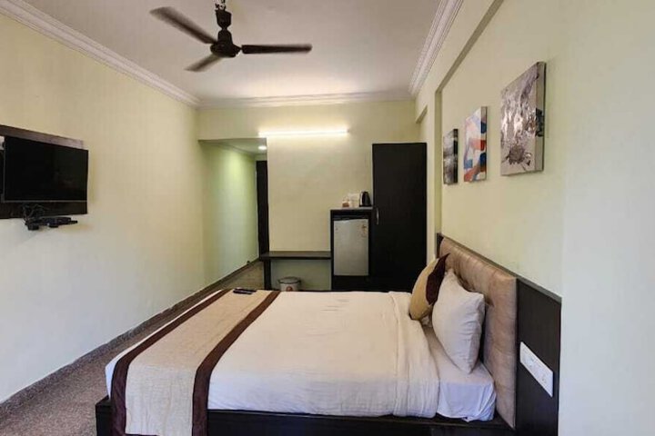 Room 6 of 18