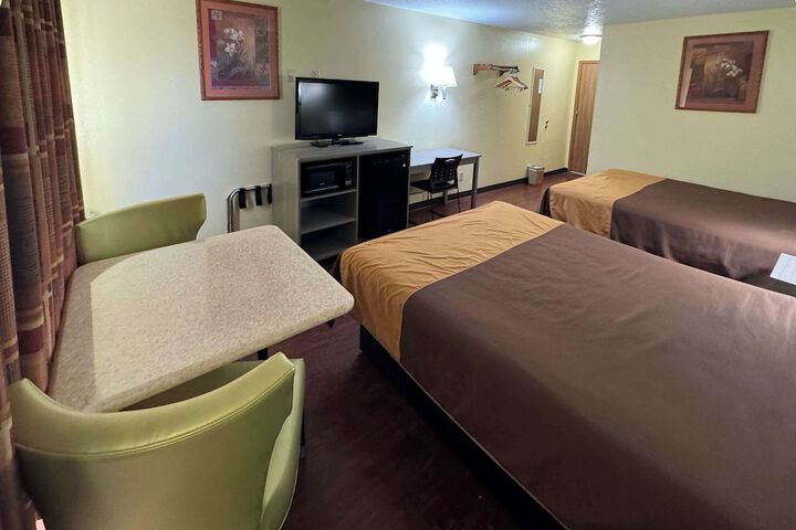 Room 9 of 16