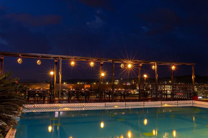 Swim-up bar