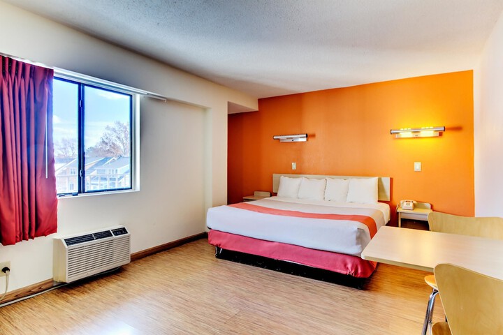 1 King Bed (1 of 11)
