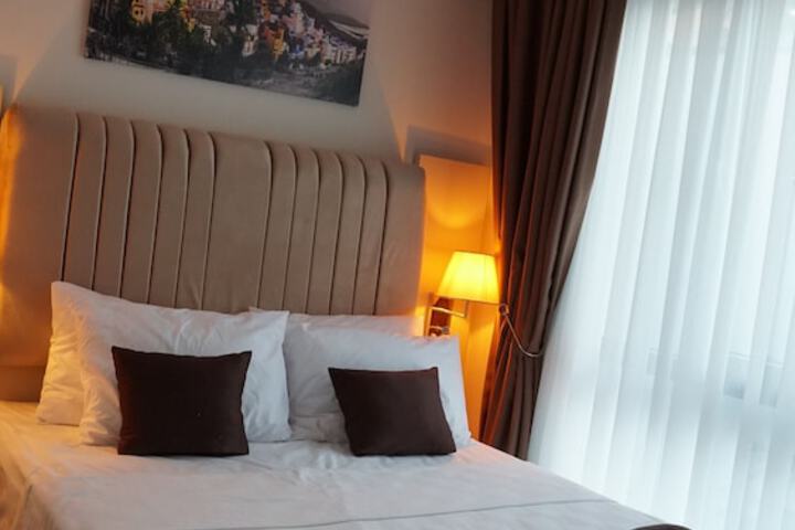 Room 8 of 9