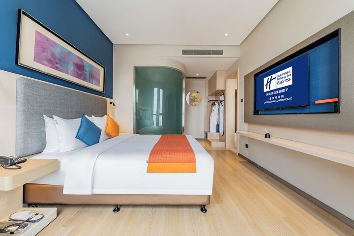 Room 27 of 73