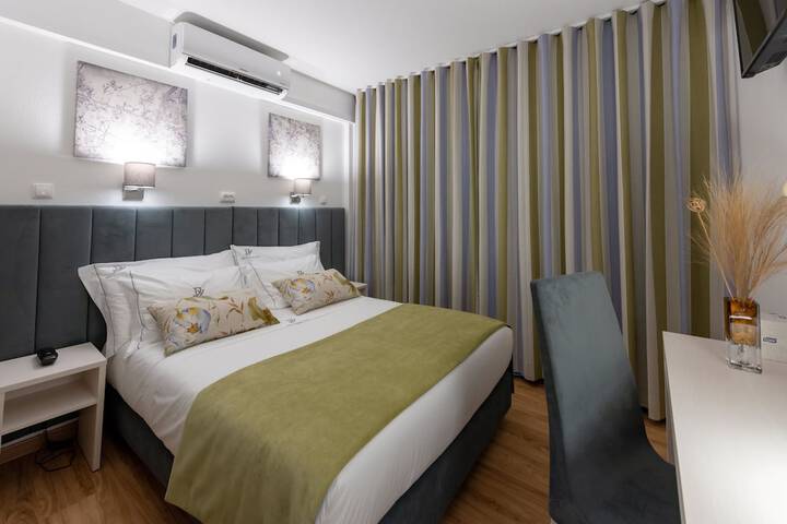 Room 52 of 79