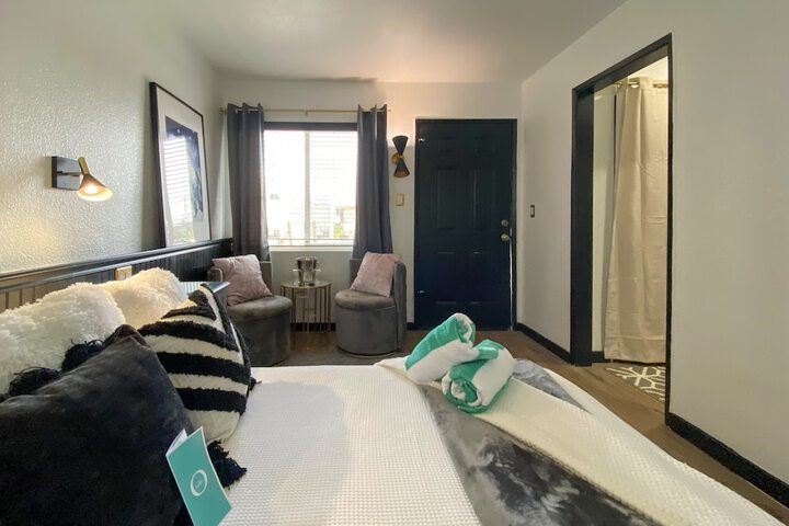 Queen Bed Bathtub (1 of 11)
