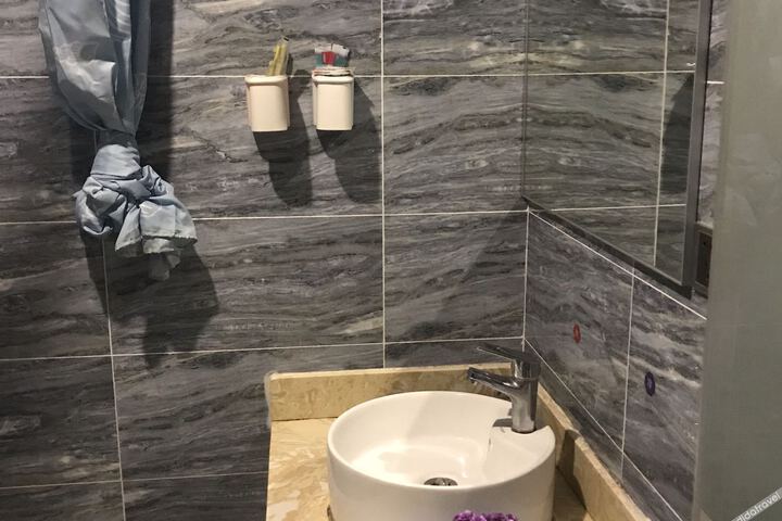 Chongren Zhixing Business Hotel