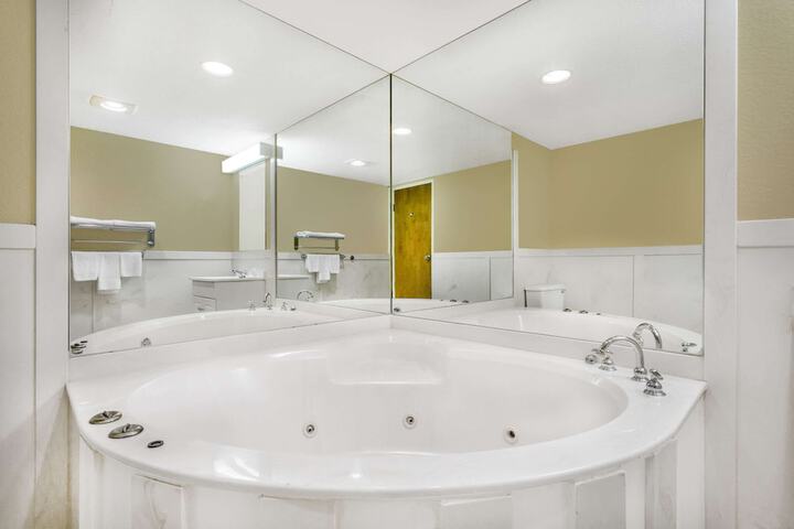 Jetted tub