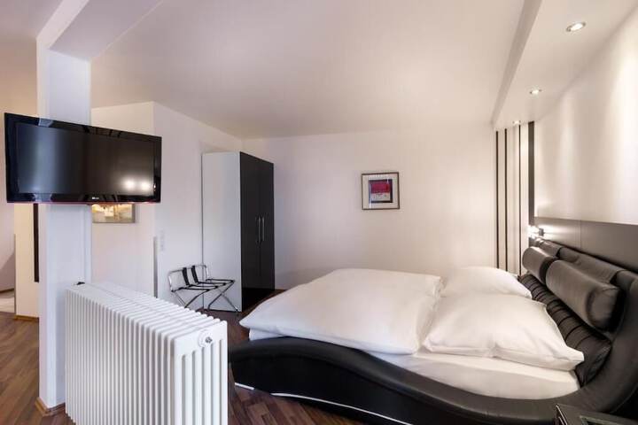 Room 6 of 33