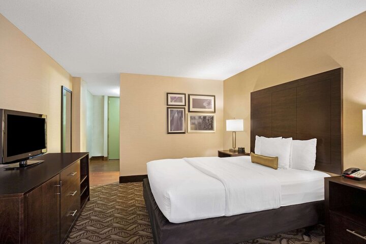1 Queen Bed Mobility Accessible City View (2 of 6)